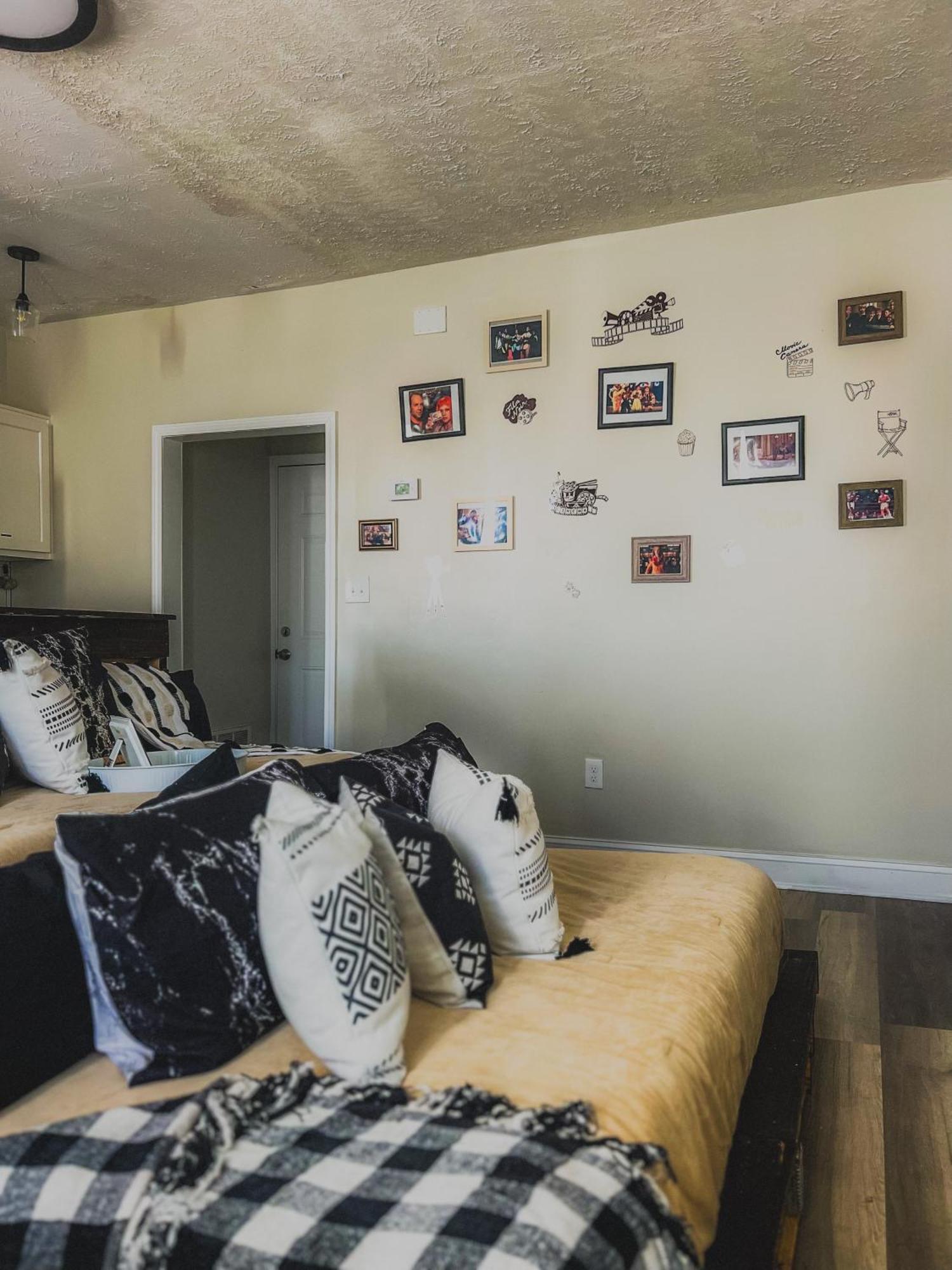 2 Lofts Downtown Louisville One Theater Room Esterno foto